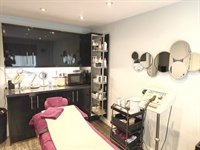 vacant fitted beauty salon - 3