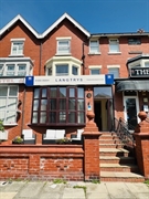 beautifully renovated six bedroom - 1