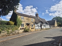 characterful 16th-century thatched inn - 2