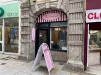 established leasehold beauty salon - 1