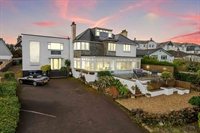 a stunning detatched 9-bedroom - 1
