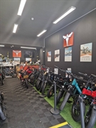 spacious retail premises golders - 3