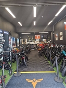 spacious retail premises golders - 2