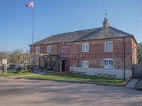 prominent canalside freehouse vale - 1