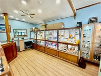 leasehold independent jewellers located - 2