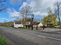 free-of-tie famous roadside pub - 1