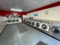 fully fitted equipped launderette - 2