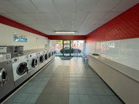fully fitted equipped launderette - 3