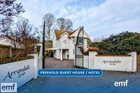 impressive freehold guest house - 1