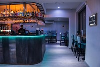 freehold bar restaurant night - 1