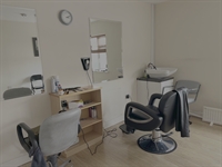 sold spacious salon busy - 2