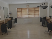 sold spacious salon busy - 1