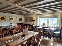 free-of-tie pub restaurant with - 3