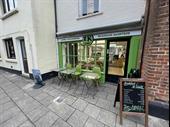 superbly presented café completely