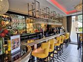 stunning restaurant bar for