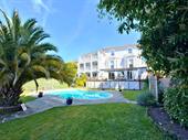 13 ensuite-room freehold hotel